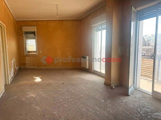 Appartamento in Vendita a Paternò, 65'000&euro;, 129 m²