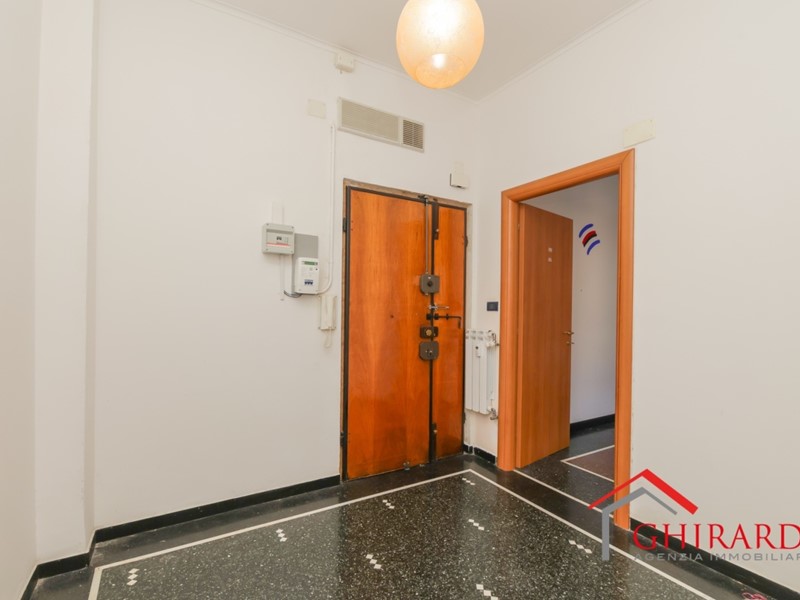 Appartamento in Vendita a Genova, zona Sestri Ponente, 155'000&euro;, 89 m²