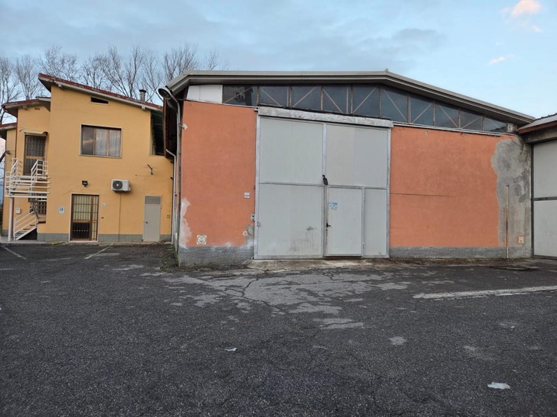 Capannone in Vendita a Capannori, zona Zone, 180'000&euro;, 280 m²