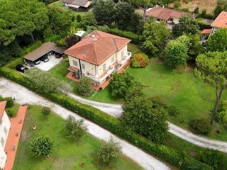 Villa in Vendita a Massa, zona Ronchi, 2'400'000&euro;, 450 m², arredato