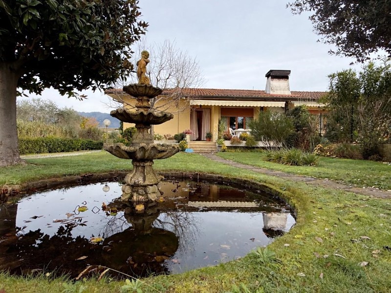 Villa bifamiliare in Vendita a Camaiore, zona Capezzano Pianore, 499'000&euro;, 152 m², arredato, con Box