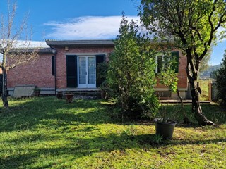 Villa in Vendita a Capannori, zona Guamo, 400'000&euro;, 250 m², con Box
