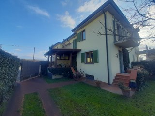 Villa in Vendita a Camaiore, zona Lido di Camaiore, 204'000&euro;, 185 m²