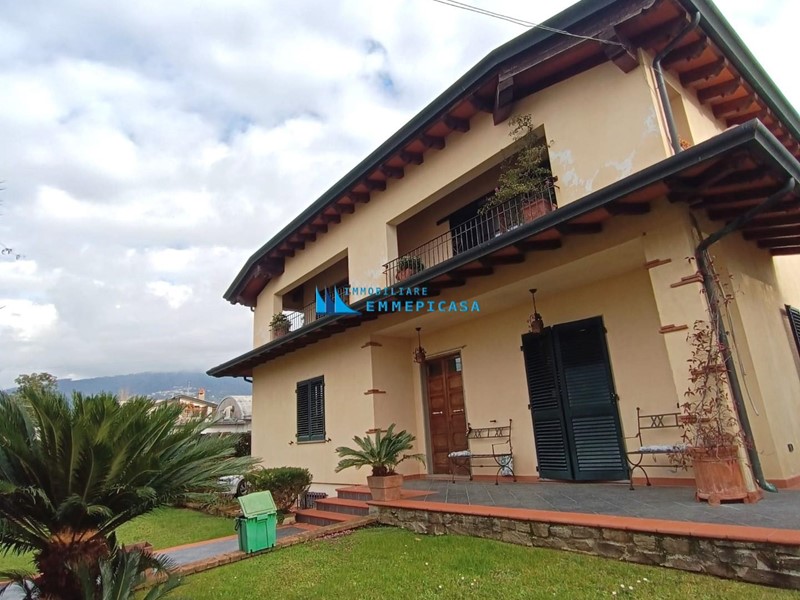 Villa in Vendita a Montignoso, zona Cervaiolo, 1'100'000&euro;, 300 m², arredato
