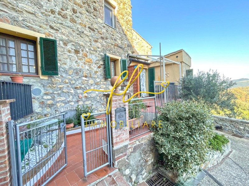 Casa Indipendente in Vendita a Pomarance, zona Montecerboli, 140'000&euro;, 250 m²