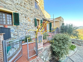 Casa Indipendente in Vendita a Pomarance, zona Montecerboli, 140'000&euro;, 250 m²