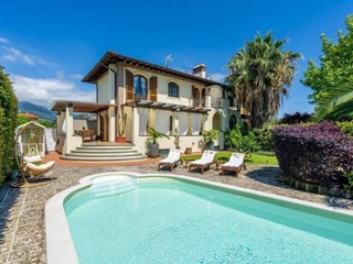 Villa bifamiliare in Affitto a Seravezza, zona Querceta, 15'000&euro;, 240 m², arredato