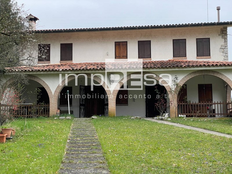 Villa in Vendita a Farra di Soligo, 450'000&euro;, 300 m²