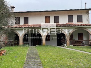 Villa in Vendita a Farra di Soligo, 450'000&euro;, 300 m²