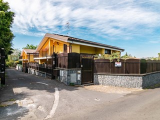 Villa in Vendita a San Giovanni la Punta, 430'000&euro;, 315 m²