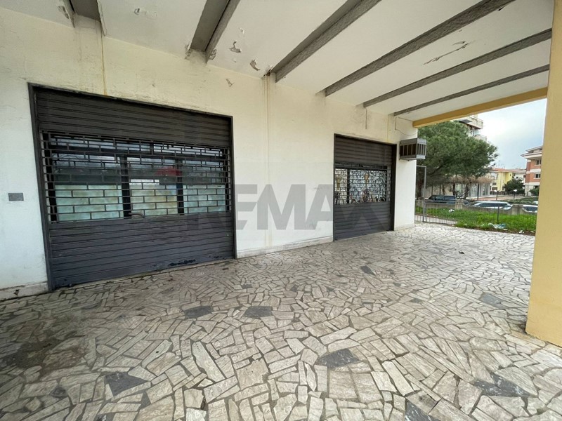 Immobile commerciale in Vendita a Corigliano Rossano, 149'000&euro;, 210 m²