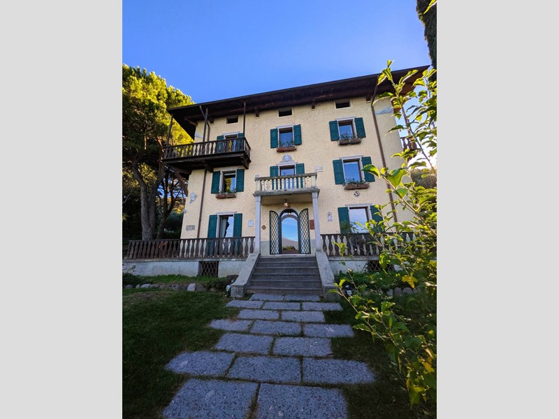 Villa in Vendita a Torri del Benaco, 3'500'000&euro;, 950 m²