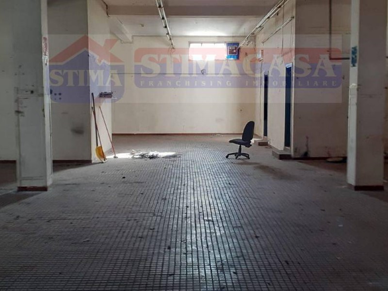 Attività commerciale in Affitto a Casoria, 1'800&euro;, 220 m²