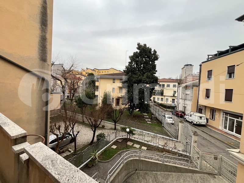 Appartamento in Vendita a Padova, 380'000&euro;, 146 m², con Box