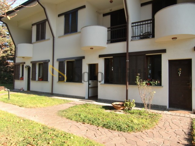 Villa in Affitto a Cesano Maderno, zona Binzago, 1'300&euro;, 260 m², con Box