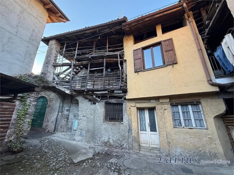 Casale in Vendita a Valbrona, 38'000&euro;, 306 m²