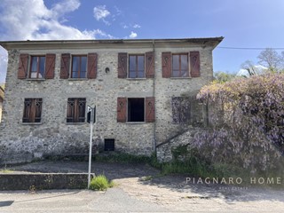Casale in Vendita a Filattiera, 190'000&euro;, 384 m²