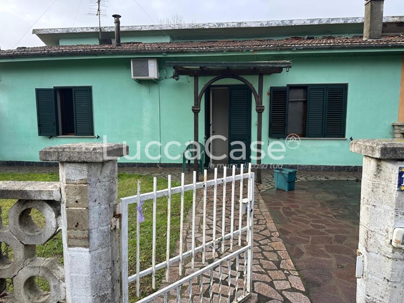 Villetta a schiera in Vendita a Barga, zona Ponte All'ania, 99'000&euro;, 60 m², con Box