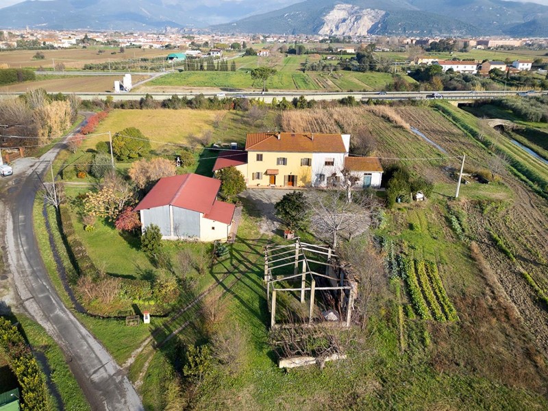 Casale in Vendita a Cascina, zona San Lorenzo a Pagnatico, 450'000&euro;, 460 m², con Box