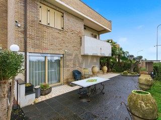 Villa in Vendita a Giarre, 530'000&euro;, 340 m²