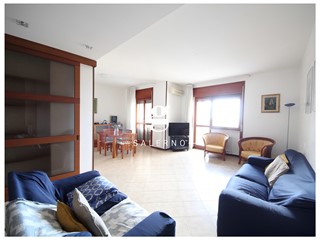 Appartamento in Vendita a Salerno, 465'000&euro;, 139 m², con Box