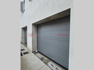 Trilocale in Vendita a Arezzo, 195'000&euro;, 75 m², con Box