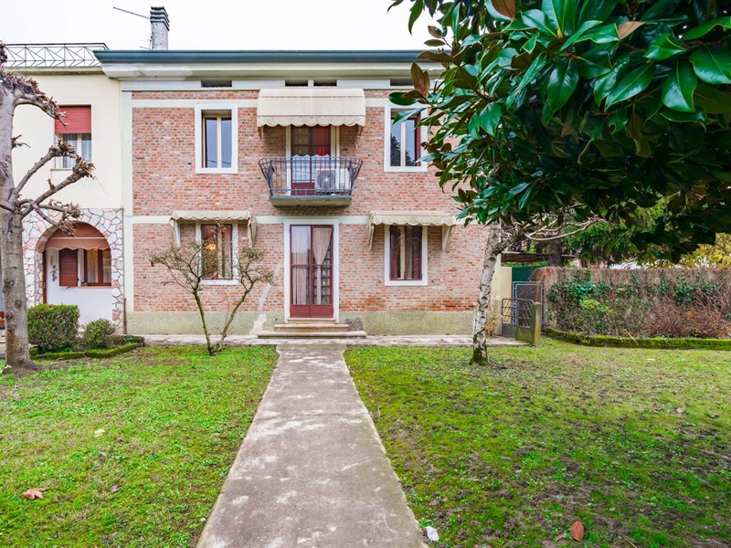 Casa Indipendente in Vendita a Legnago, 190'000&euro;, 220 m²