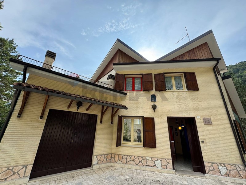 Villa in Vendita a Scanno, 285'000&euro;, 284 m²