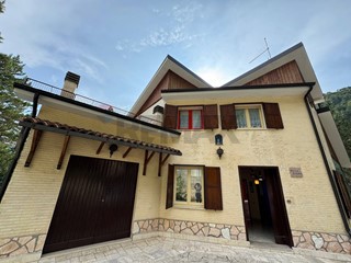 Villa in Vendita a Scanno, 285'000&euro;, 284 m²