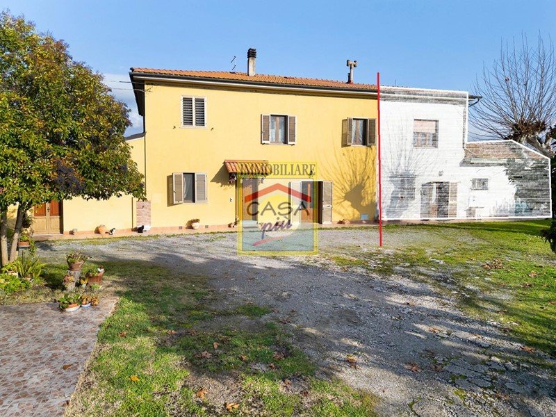 Casale in Vendita a Cascina, zona San Lorenzo a Pagnatico, 280'000&euro;, 320 m², con Box