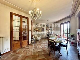 Appartamento in Vendita a Lucca, zona San Filippo, 220'000&euro;, 130 m², con Box