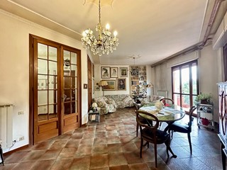 Appartamento in Vendita a Lucca, zona San Filippo, 220'000&euro;, 130 m², con Box