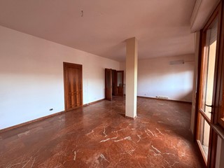 Appartamento in Vendita a Lucca, 300'000&euro;, 140 m², con Box