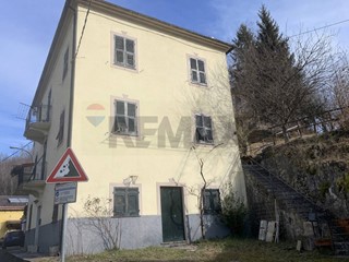 Appartamento in Vendita a Santo Stefano d'Aveto, 52'000&euro;, 99 m²