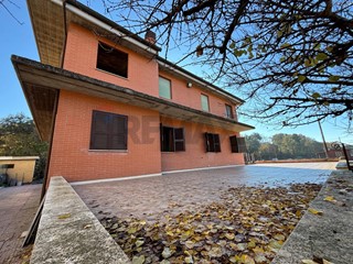 Villa in Vendita a Roma, 490'000&euro;, 1443 m², con Box