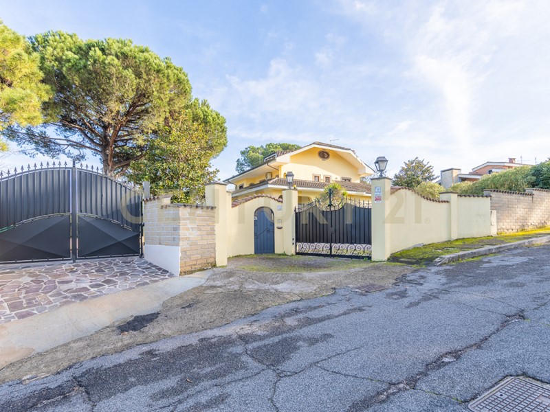 Casa Indipendente in Vendita a Roma, 960'000&euro;, 294 m²