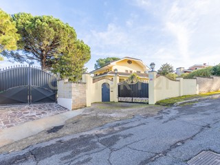 Casa Indipendente in Vendita a Roma, 960'000&euro;, 294 m²