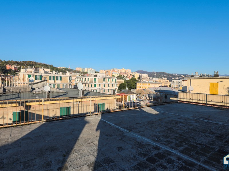 Appartamento in Vendita a Genova, zona Cornigliano, 125'000&euro;, 156 m²