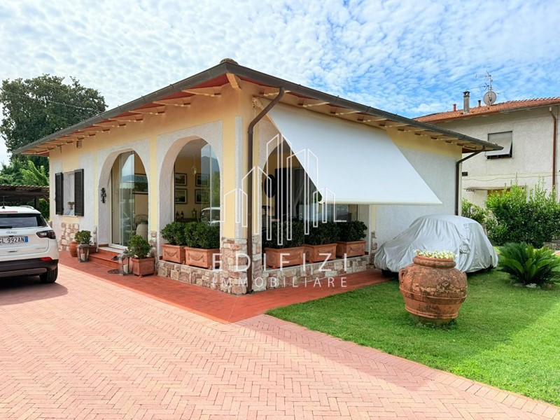 Casa Indipendente in Vendita a Massa, zona Marina di Massa, 460'000&euro;, 100 m²