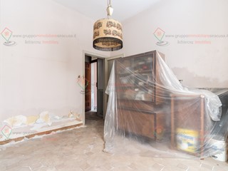 Appartamento in Vendita a Siracusa, zona Adda Gelone Timoleonte, 110'000&euro;, 176 m²