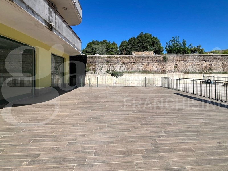 Negozio in Affitto a Vitulazio, 2'000&euro;, 175 m²