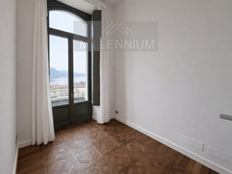 Appartamento in Affitto a Arona, 5'000&euro;, 150 m², con Box