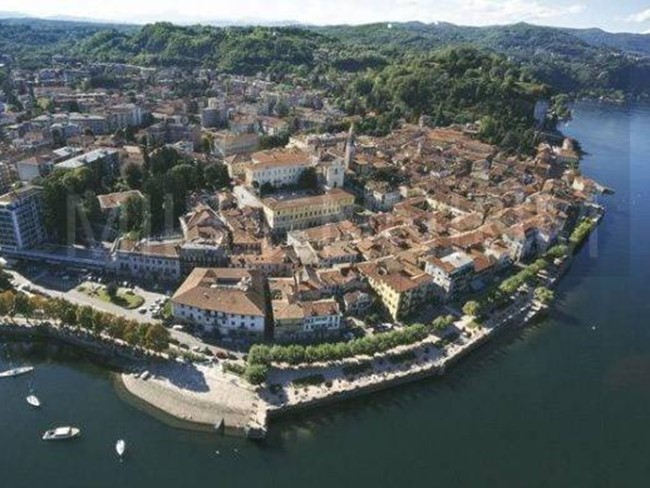 Attività commerciale in Affitto a Arona, 4'000&euro;, 220 m²