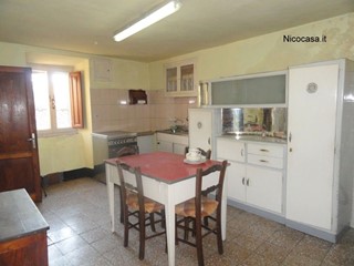 Casa Indipendente in Vendita a Pescaglia, zona Colognora, 48'000&euro;, 100 m²