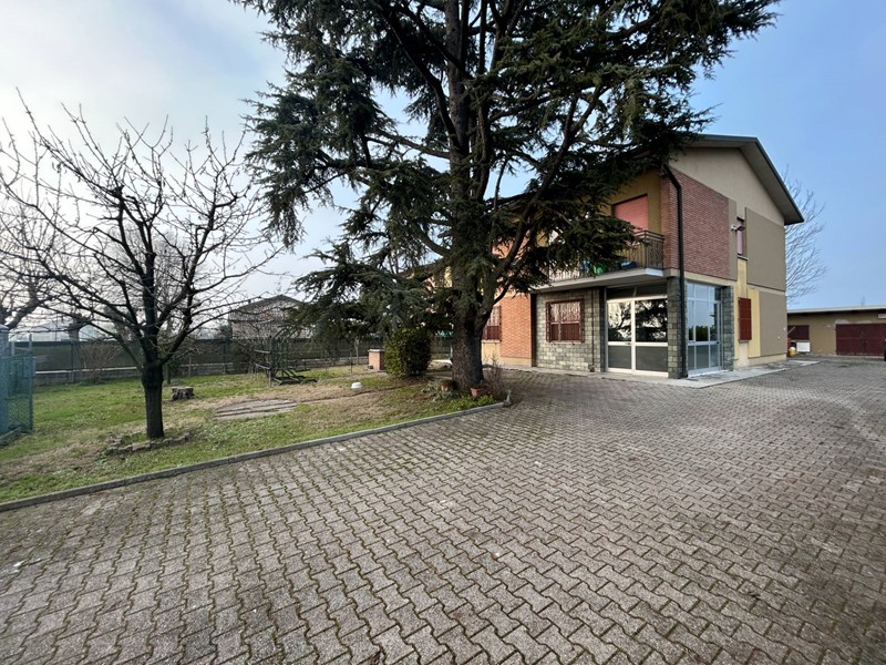 Villa in Vendita a Mirandola, 174'000&euro;, 250 m²