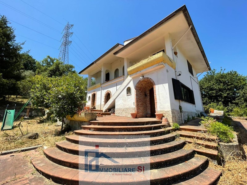 Casa Indipendente in Vendita a Benevento, 250'000&euro;, 600 m²