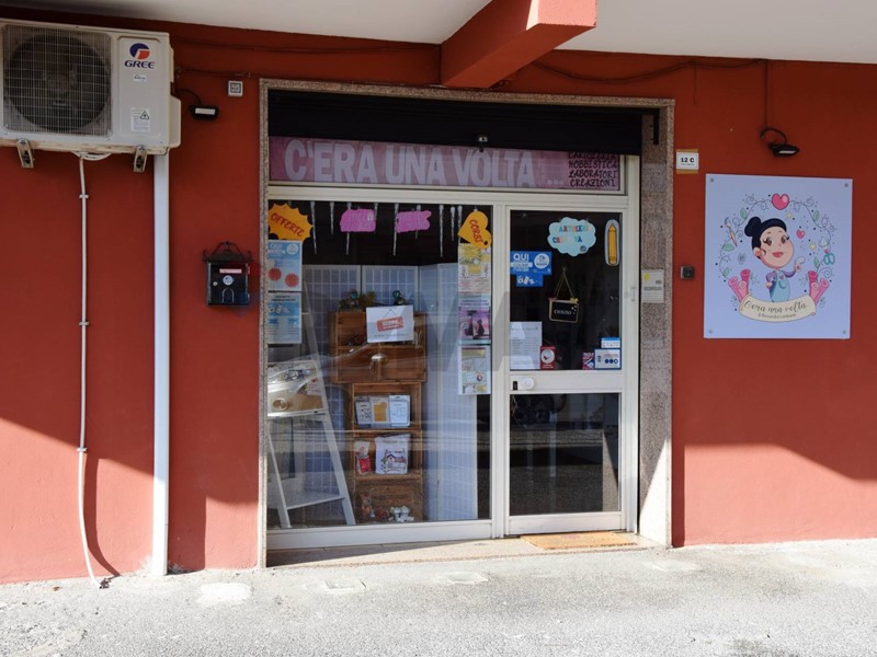 Negozio in Affitto a Pomezia, 600&euro;, 79 m²
