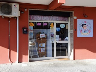 Negozio in Affitto a Pomezia, 600&euro;, 79 m²