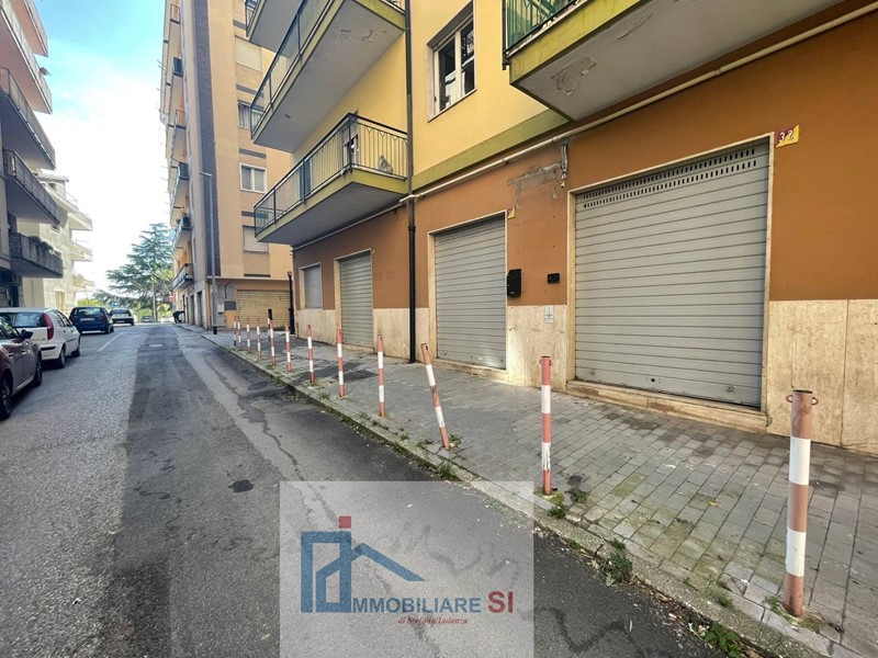 Immobile commerciale in Vendita a Benevento, 139'000&euro;, 150 m²