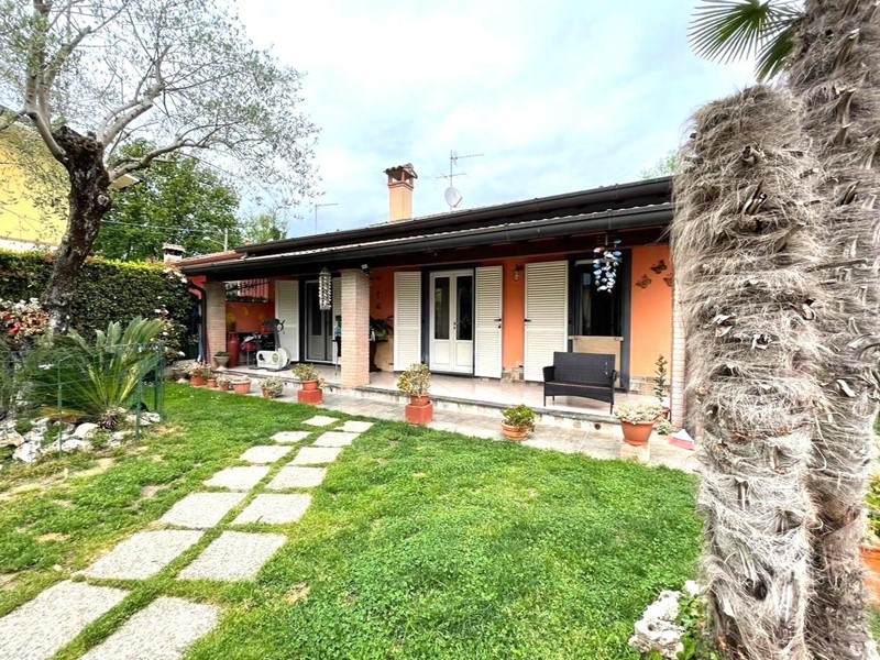 Villa bifamiliare in Vendita a Massa, zona Poveromo, 399'000&euro;, 85 m²